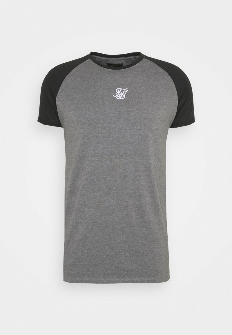 T-shirt gris à manches courtes avec des manches raglan noires et un petit logo brodé blanc centré sur la poitrine.