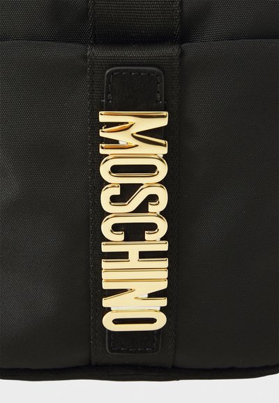 Geantă din nailon negru, cu un accent proeminent al logo-ului auriu "Moschino". Designul include o textură netedă și hardware rezistent.