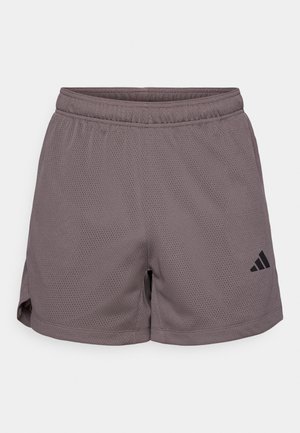 Sive športne hlače iz mrežaste tkanine z elastičnim pasom, stranskimi razporki in črnim logotipom Adidas na spodnjem levem delu spredaj.