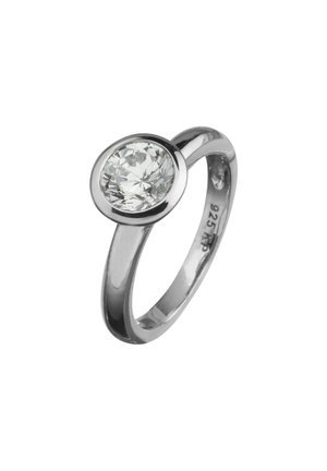 Bague en argent sterling avec une pierre précieuse transparente, ronde et facettée, sertie dans un anneau lisse et poli. Design simple et moderne.
