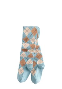 Chaussettes bleu clair présentant un motif losange en marron et crème, avec une couture texturée et une finition lisse.