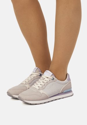 Baskets de sport gris clair avec une tige en tissu texturé, des lacets blancs et des accents lilas au talon et sur le logo. Forme fine et rétro de coureur.