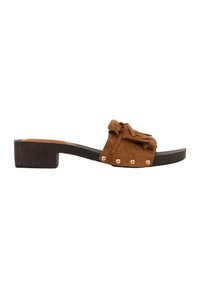 Sandale mule en daim marron à bout ouvert avec talon bloc bas, détails de franges et nœud, et accents de clous dorés sur la bride.
