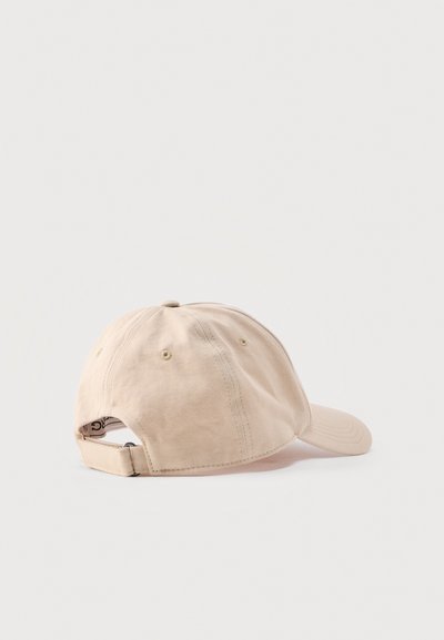 Μπεζ βαμβακερό καπέλο μπέιζμπολ με ρυθμιζόμενο λουράκι και μεταλλικό κούμπωμα, εμφανιζόμενο από πίσω πάνω σε λευκό απλό φόντο.