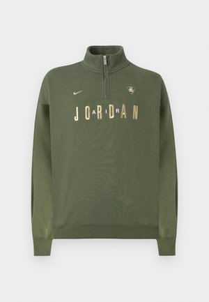 Felpa di colore verde oliva con collo alto, cerniera a un quarto, scritta e logo dorati "JORDAN". Realizzata in tessuto morbido con polsini a coste.