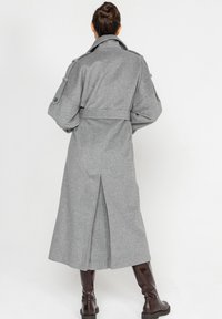 Deni Cler Milano - Klasyczny płaszcz