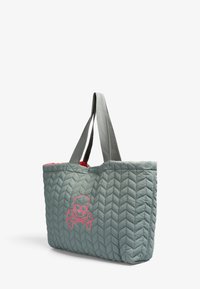 Borsa tote grigia trapuntata con design di teschio e ossa incrociate rosa, texture imbottita e manici grigi. Presenta un ampio interno con accenti vivaci.