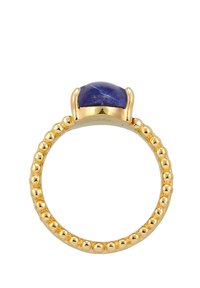 Guld ring med en stor, kuppelformet blå sten, sat i seks klover; banden har et struktureret, rundt design med små perler.