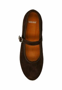 Bruine suede Mary Jane-schoen met een afgeronde neus, een bandje met een zilveren gesp en een gladde oranje binnenkant. Platte zool.