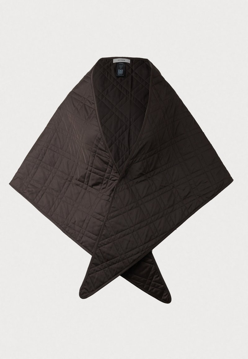 Mørkebrun quiltet omslag med diamantsting, åben foran og smal kant, lagt fladt på en lys baggrund.