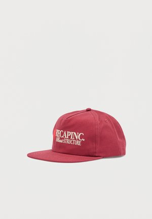 Rote Baseballkappe mit flachem Schirm, vorne mit weißer Bestickung "RECAP INC. Classic STRUCTURE" auf dem vorderen Panel.