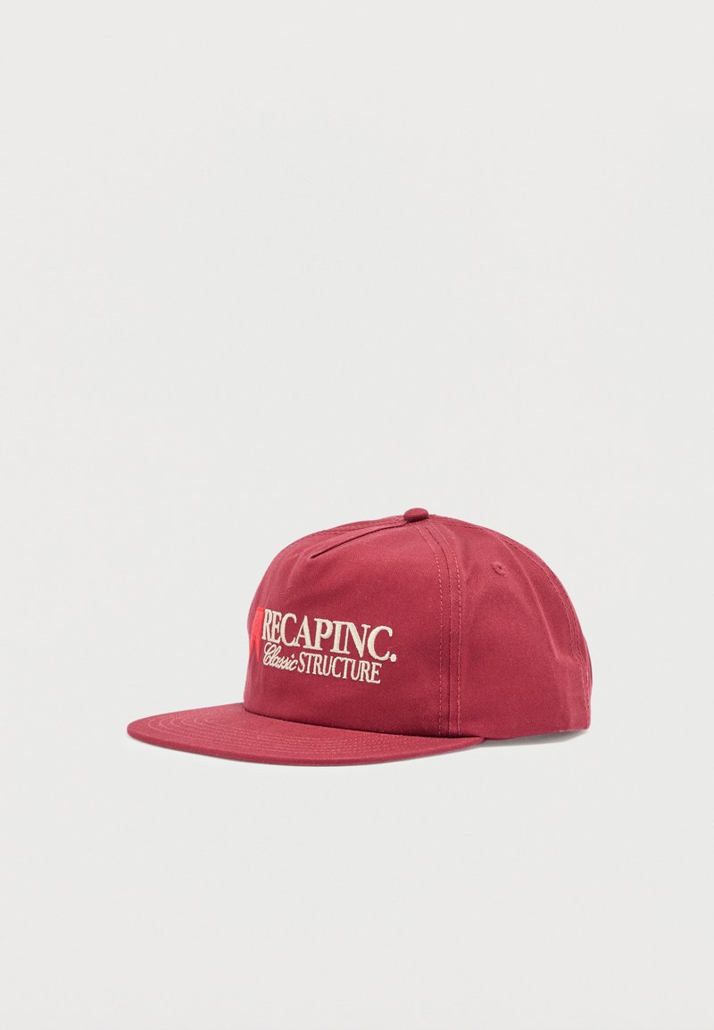 Κόκκινο καπέλο μπέιζμπολ με επίπεδη γείσο, με λευκή κεντημένη επιγραφή "RECAP INC. Classic STRUCTURE" στον μπροστινό πίνακα.