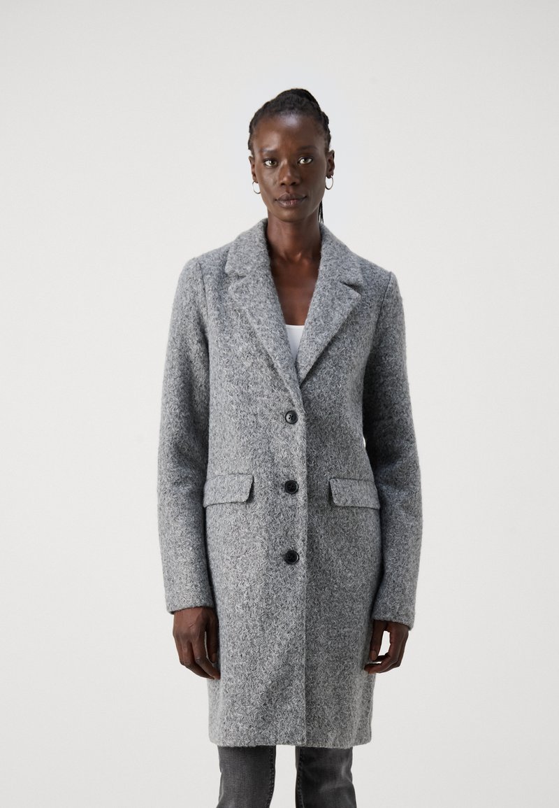 Γκρίζο μάλλινο παλτό με δομημένο σχέδιο, μονόχρωμο, με αυλακωτές παρθένοι, διπλές μπροστινές τσέπες και τρεις μαύρους κουμπιά.