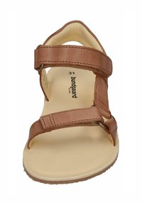 Braune Ledersandale mit zwei verstellbaren Klettverschlussriemen, gepolstertem Innenraum und leichter Gummisohle, Größe 31. Glatte Oberfläche und minimalistisches Design.