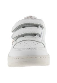 Weißer Sneaker mit zwei Klettverschlüssen, durchlöchertem Zehenbereich und beiger Sohle, von vorne betrachtet, Markenname auf der Zunge sichtbar.