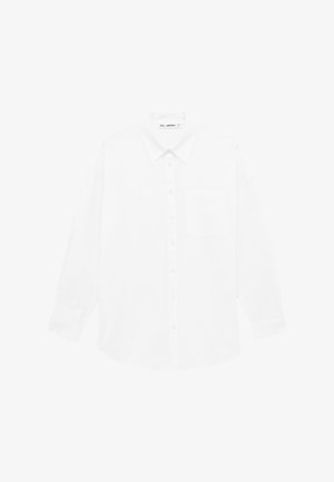 Valkoinen, pitkähihainen napitettava paita, jossa on terävä kaulus ja yksittäinen rintatasku, esitetty valkoisella taustalla.