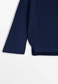Dunkelblauer gestrickter Pullover mit gerippter Textur, der einen lockeren Schnitt, weite Ärmel und einen abgerundeten Saum am unteren Rand aufweist.