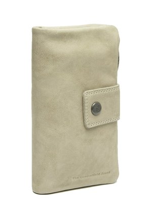 Beige lederen portefeuille met een gladde textuur, ronde randen, knoopsluiting en stiksels, met een subtiele merklogo dat aan de onderkant is geperst.