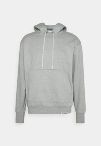 Sweat à capuche gris clair avec poche kangourou à l'avant, cordons de serrage crème, poignets côtelés et petit logo Nike blanc sur la poitrine.