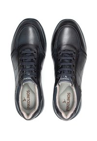 Zapatillas Pikolinos de cuero azul oscuro con cierre de cordones, cuello acolchado, laterales texturizados y forro interior de color claro.