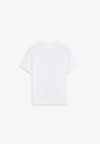 Camiseta blanca de manga corta con cuello redondo, fabricada en algodón suave y con un corte holgado, sin patrones ni adornos.