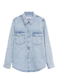 Chemise en denim bleu clair avec col pointu, manches longues, deux poches frontales et fermeture boutonnée devant avec ourlet incurvé.