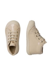 Beige patenten leren babyschoen met een ronde neus, vetersluiting aan de voorkant, gegolfde rand en een textuur rubberen zool.