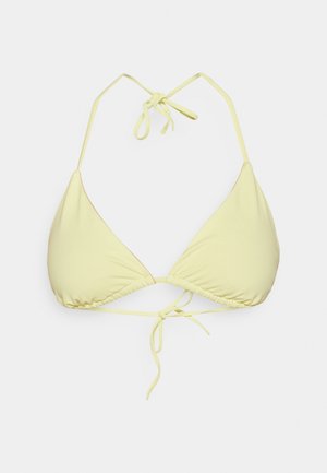 Rumena bikini zgornji del s trikotnimi skodelicami, nastavljivim vratnim in hrbtnim trakom, gladko teksturo in nabranimi šivi na dnu za oblikovanje.
