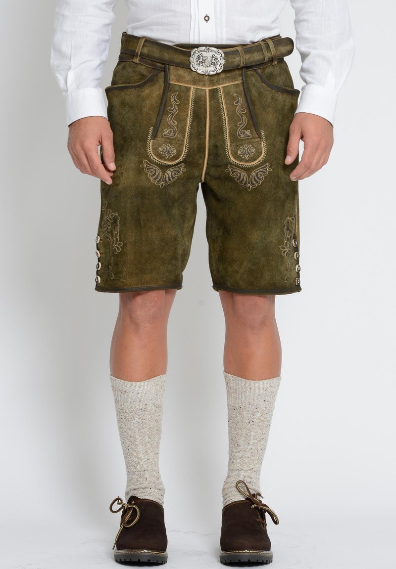 Groene leren shorts met decoratieve stiksels, zijknopen en een riem met een zilveren gesp. Te combineren met beige kniekousen.