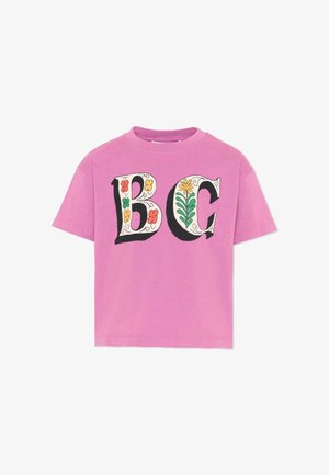 Różowy t-shirt z krótkim rękawem z dużymi ozdobnymi literami "B" i "C" z kolorowymi wzorami kwiatowymi na przodzie.