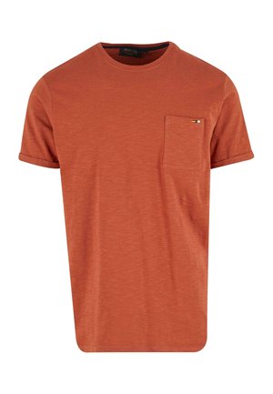 Camiseta de manga corta naranja hecha de un tejido suave, con cuello redondo y un bolsillo en el pecho con un pequeño detalle de logo.