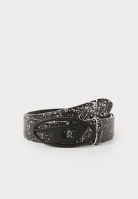 Ceinture noire avec un design texturé et moucheté, dotée d'une grande boucle ovale noire et d'une finition lisse. Longueur ajustable avec une pointe effilée.