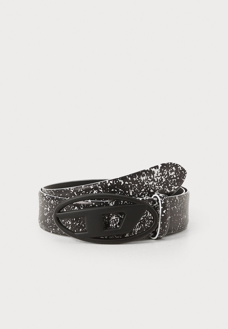 Ceinture noire avec un design texturé et moucheté, dotée d'une grande boucle ovale noire et d'une finition lisse. Longueur ajustable avec une pointe effilée.