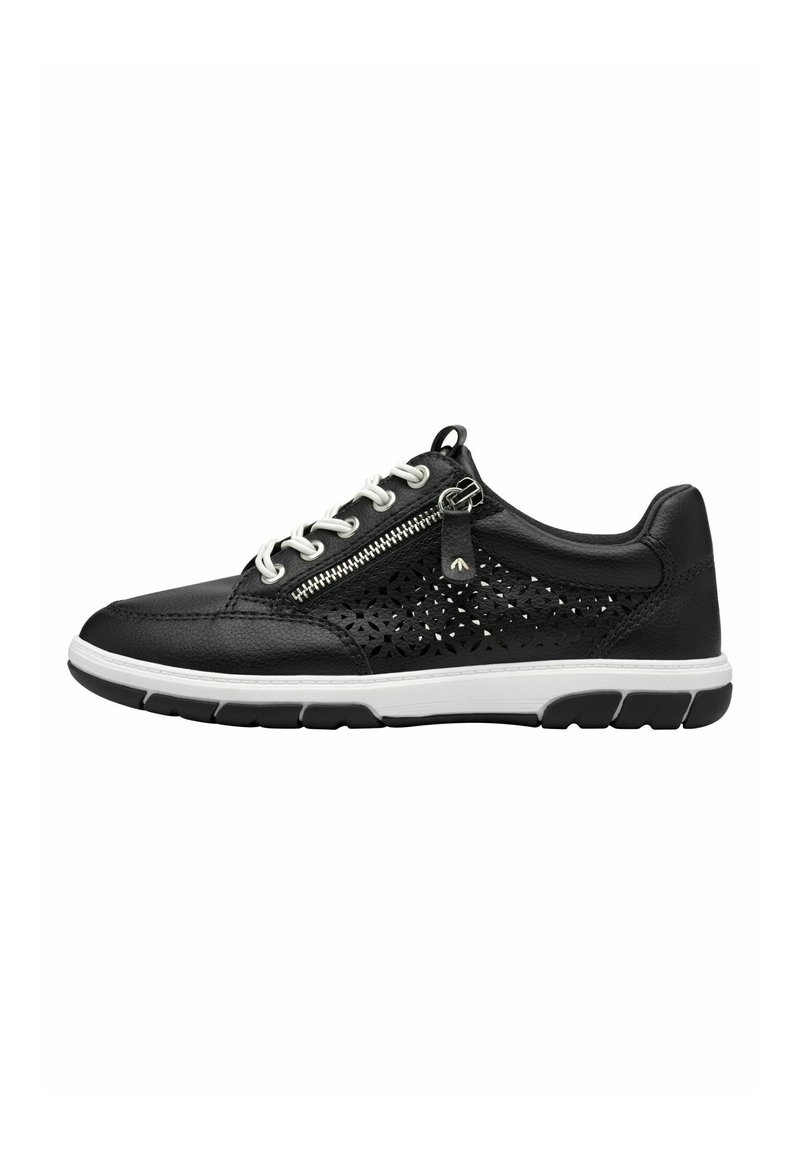 Sneaker in pelle nera con design perforato, lacci bianchi, dettaglio con zip in metallo e suola in gomma. Punta piatta e arrotondata.