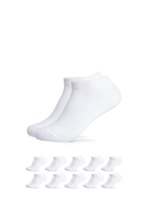 Paare weißer, niedrig geschnittener Knöchelsocken, gezeigt in einer Gruppe von zwölf, für den Freizeitgebrauch mit elastischen Rippbündchen entworfen.