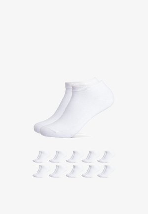 Paare weißer, niedrig geschnittener Knöchelsocken, gezeigt in einer Gruppe von zwölf, für den Freizeitgebrauch mit elastischen Rippbündchen entworfen.