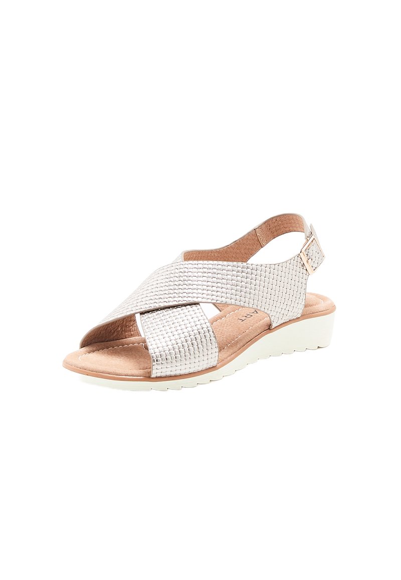 Sandal in pelle intrecciata argento con cinturini incrociati, fibbia alla caviglia regolabile e una suola leggera e testurizzata. Design con tacco basso a cuneo.