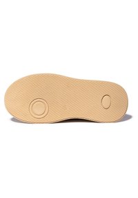 Suela de zapato marrón con patrón de agarre texturizado, inserciones de goma circulares y ovaladas, y el número de talla 37 grabado en el centro.
