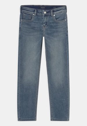 Mørkeblå denimjeans med et lige ben, fem lommer, diskret falmning og metalhardware foran, vist mod en hvid baggrund.