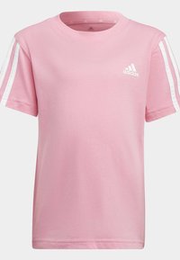 Różowa bawełniana koszulka z białymi akcentami w postaci trzech pasków na rękawach oraz małym białym logo z przodu. Design z okrągłym dekoltem i krótkimi rękawami.