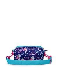 Kleine rechteckige Tasche mit blauer Tragegurte, navy Hintergrund und bunten Einhorn- und Sternmustern, mit pinken Reißverschlussclips.