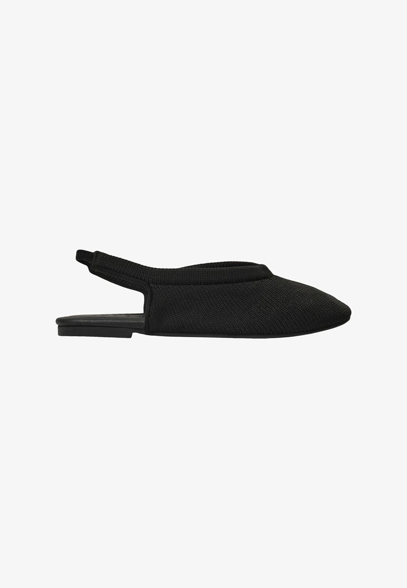 Μαύρο επίπεδο παπούτσι slingback με μυτερή μύτη και υφασμάτινο επάνω μέρος με υφή, εμφανίζεται σε πλευρικό προφίλ σε λευκό φόντο.
