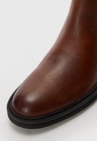 Jack & Jones JFWHOSKINS - Klasične gležnjače - cognac