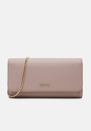 Bolso de mano de cuero texturizado en rosa claro con cadena dorada y pequeño logo dorado LIU JO en el frente.