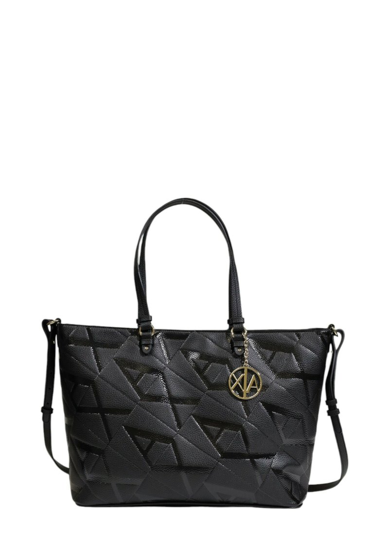 Bolso de mano con patrón geométrico negro, hecho de un material texturizado. Cuenta con doble asa, una correa ajustable y un acento de logo dorado.