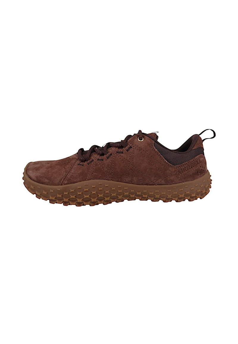 Zapato de senderismo de ante marrón con suela de goma texturizada, puntera redondeada y cuello acolchado. Cuenta con cordones y una lengüeta en el talón.