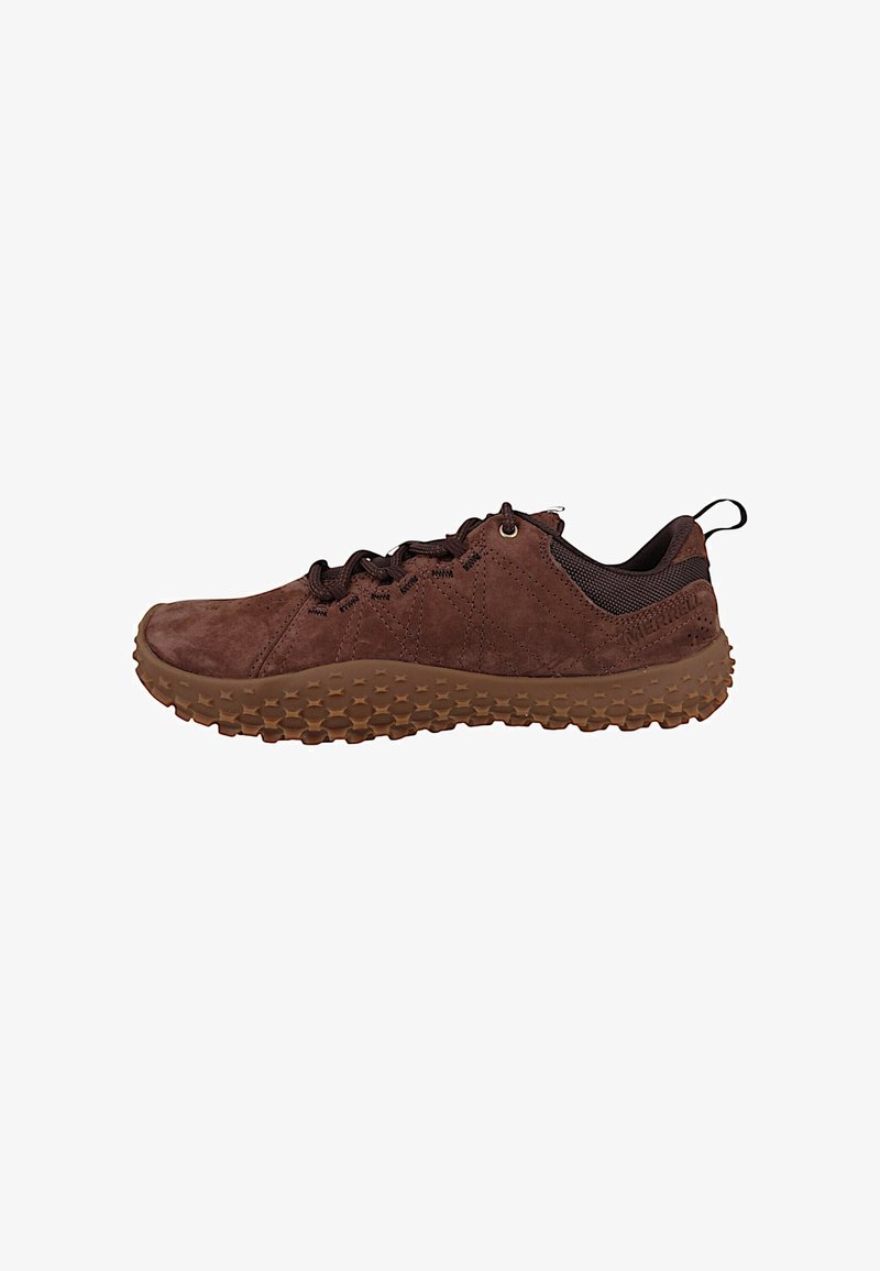 Chaussure de randonnée en daim marron avec une semelle en caoutchouc texturé, un bout arrondi et un col rembourré. Équipée de lacets et d'une languette au talon.