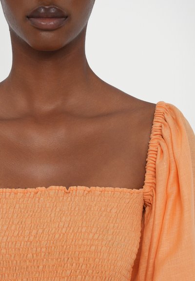Sleeper ATLANTA DRESS WITH ROSE DETAIL - Vestito casual - coral