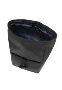 Schwarze Tragetasche mit einem Reißverschluss-Obenverschluss, glatter Oberfläche und einem Innenraum mit einem Logo-Muster. Vordertasche mit einem Riemen gesichert.