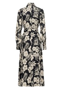Czarna midi sukienka z długim rękawem, w białe tropikalne kwiaty i liście, z zapięciem na guziki przy mankietach i paskiem w talii, pokazana z tyłu.